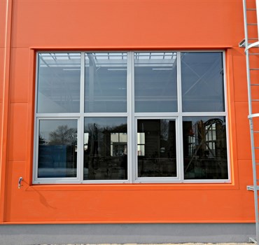 Plastová okna na montované hale