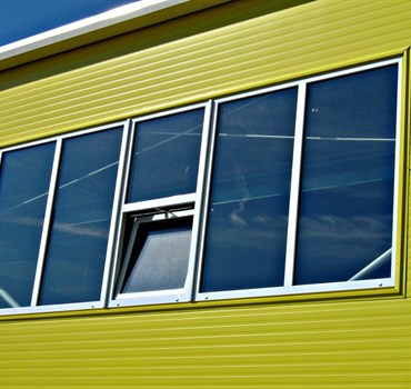 Výškově orientovaný pás plastových oken