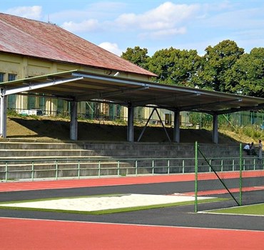 Přístřešek u stadionu