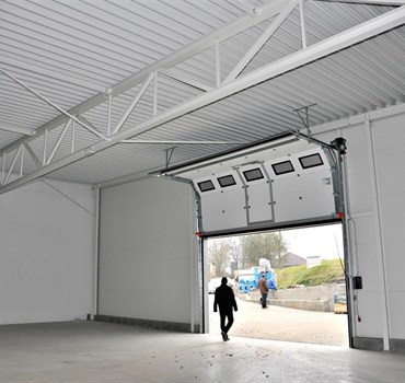 Sekční garážová vrata s integrovanými dveřmi