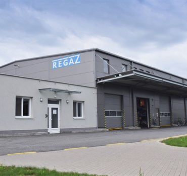 Sekční vrata s přístřeškem