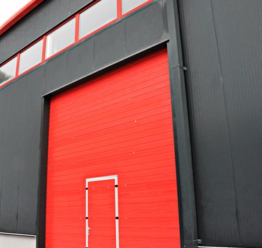 Sekční průmyslová vrata s integrovanými dveřmi
