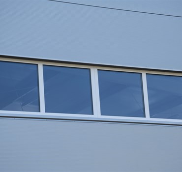 Detail prosvětlení haly okny bez otvírky