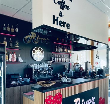 Interiér River Café montovaná hala