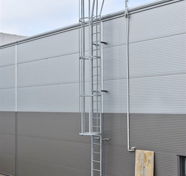 Detail požárního žebříku na hale Smržice