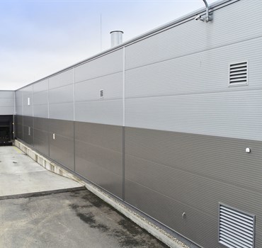 Hala je oplátěna sendvičovými panely Kingspan