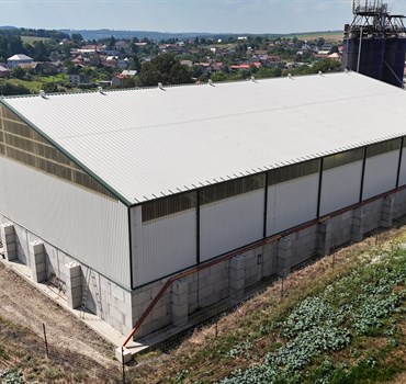Hala se založením na betonové bloky
