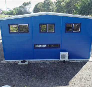 Štítová stěna haly z modrých panelů